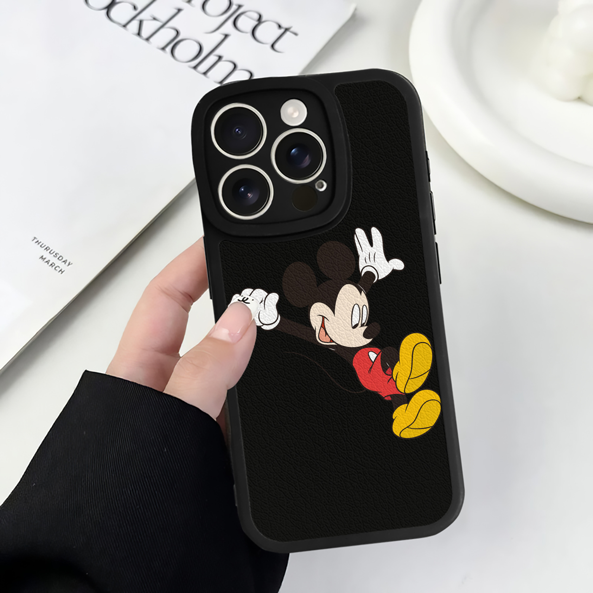 （画像用） ミッキーマウス Mickey Mouse 【iPhone 16シリーズ対応】シリコンスマホケース（レザー調） 材質：シリコン